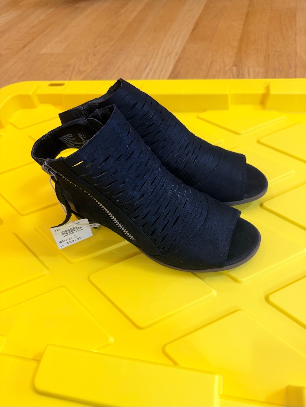 NEW Ladies Size 5 "American Eagle Outfitters" Black Laser-Cut Open-Toe Mules NEW